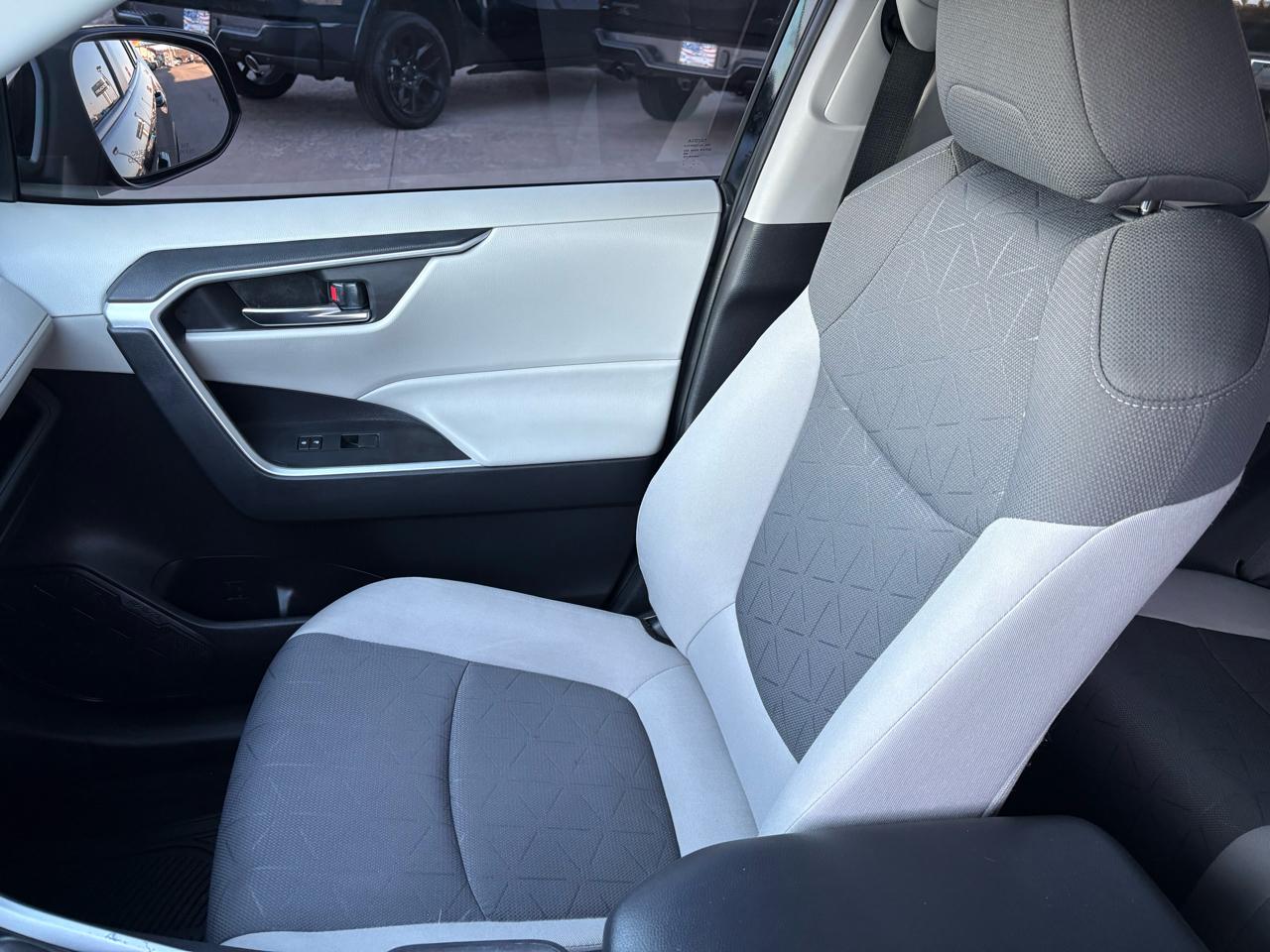 Toyota RAV4 XLE FWD (Natl) 2021