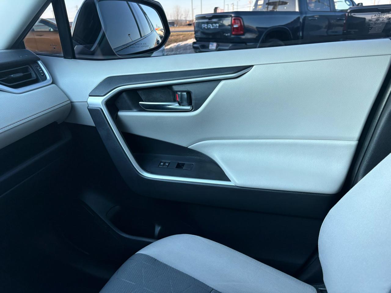 Toyota RAV4 XLE FWD (Natl) 2021