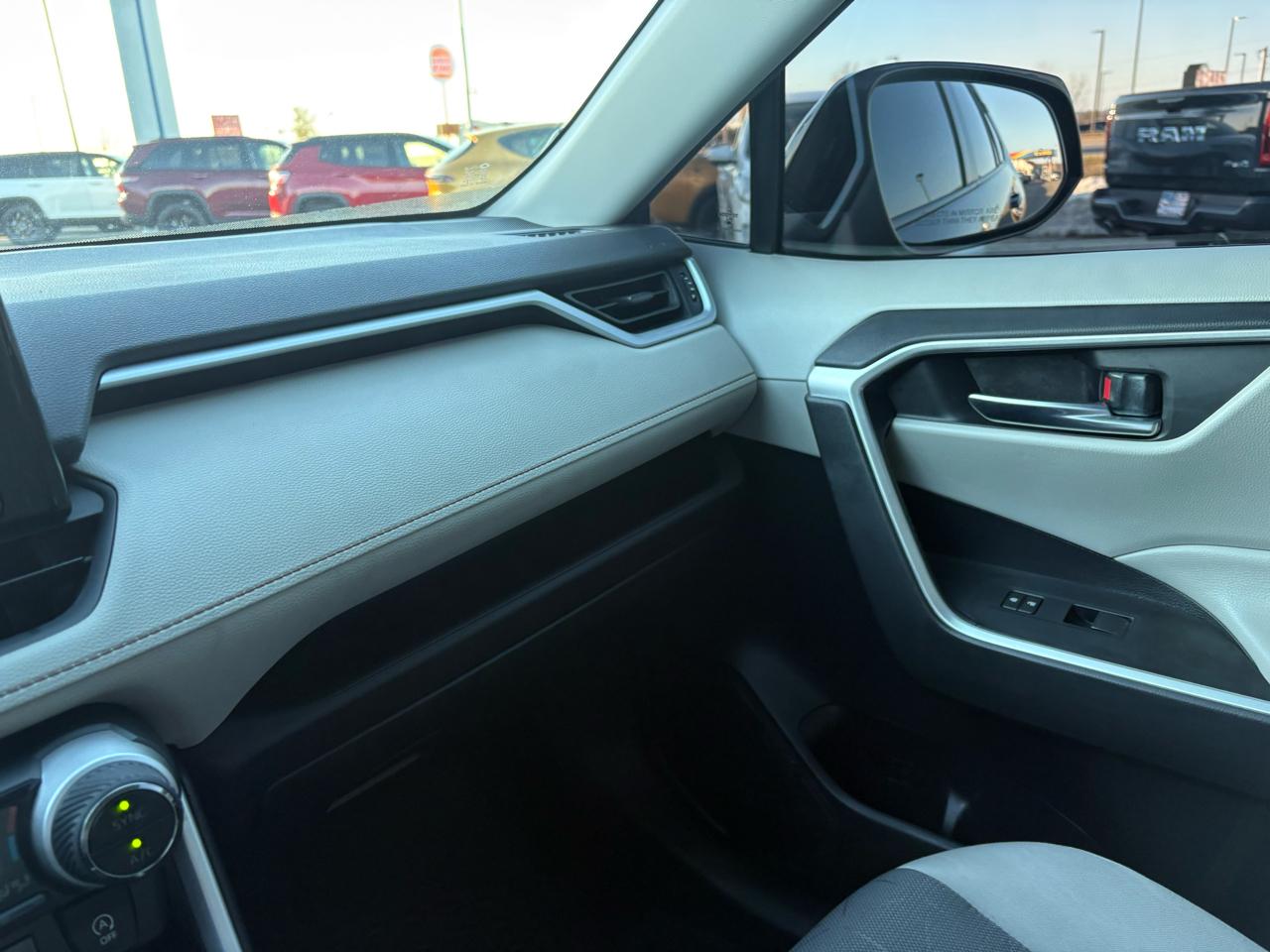 Toyota RAV4 XLE FWD (Natl) 2021