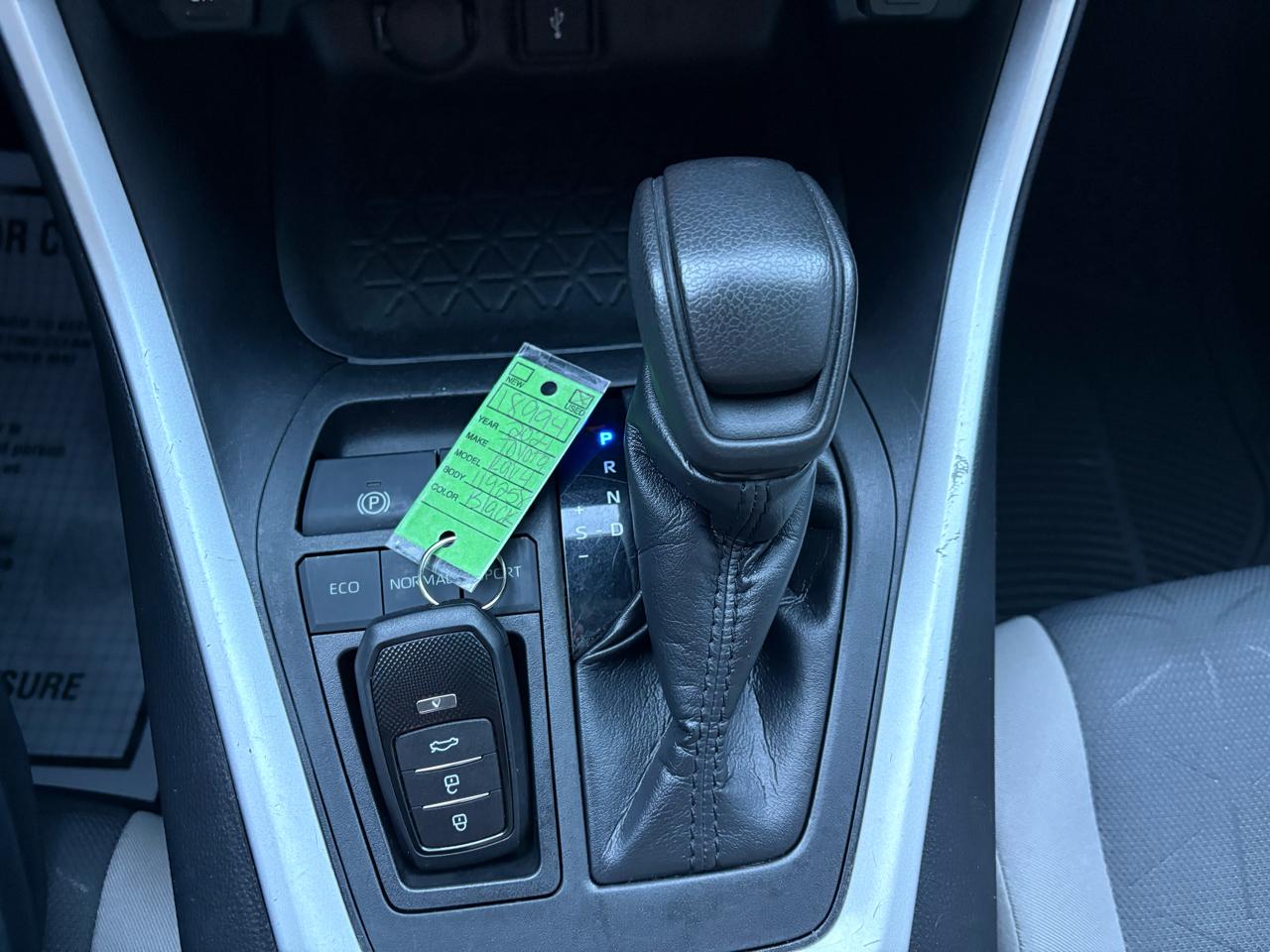 Toyota RAV4 XLE FWD (Natl) 2021