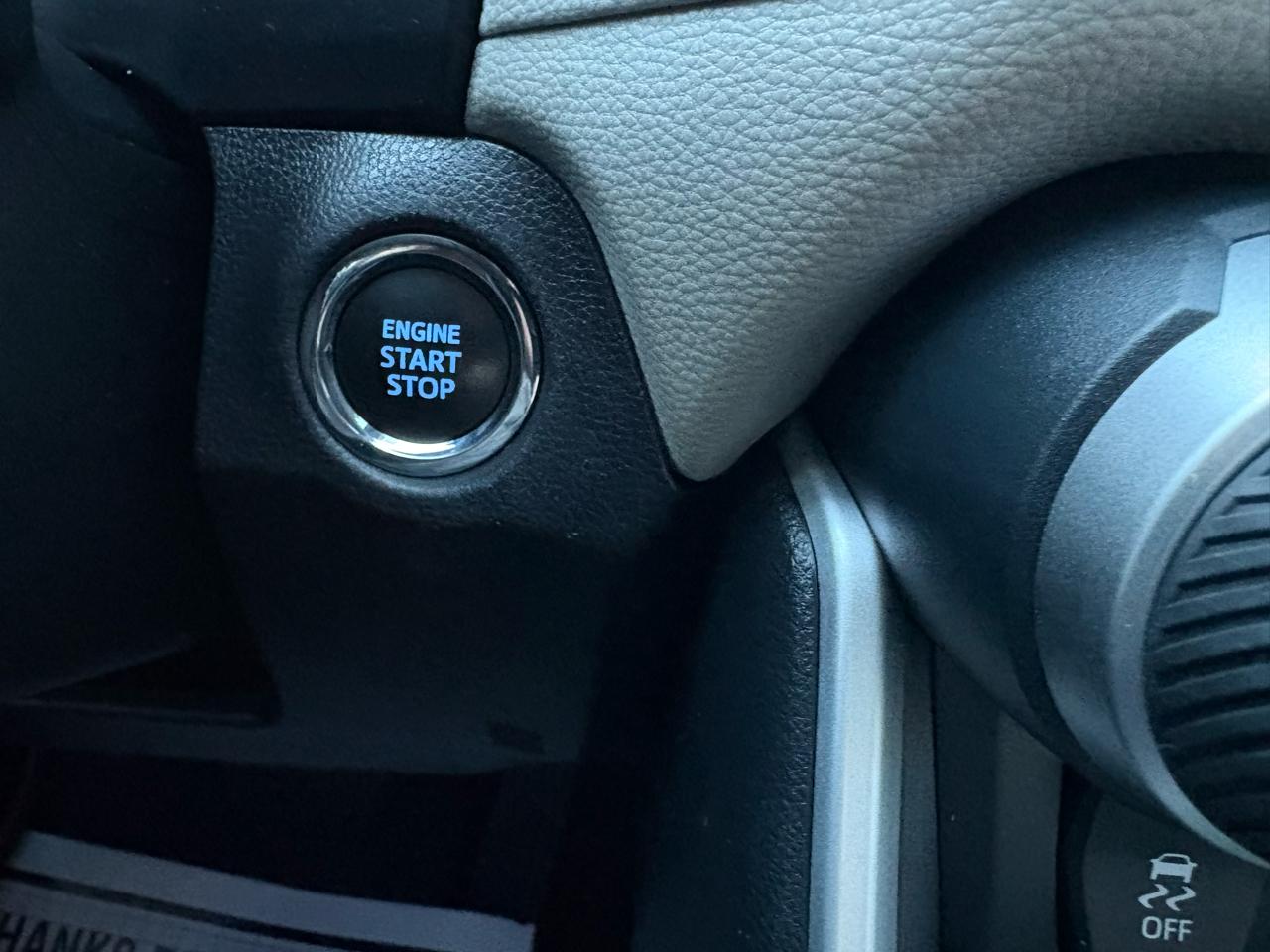 Toyota RAV4 XLE FWD (Natl) 2021