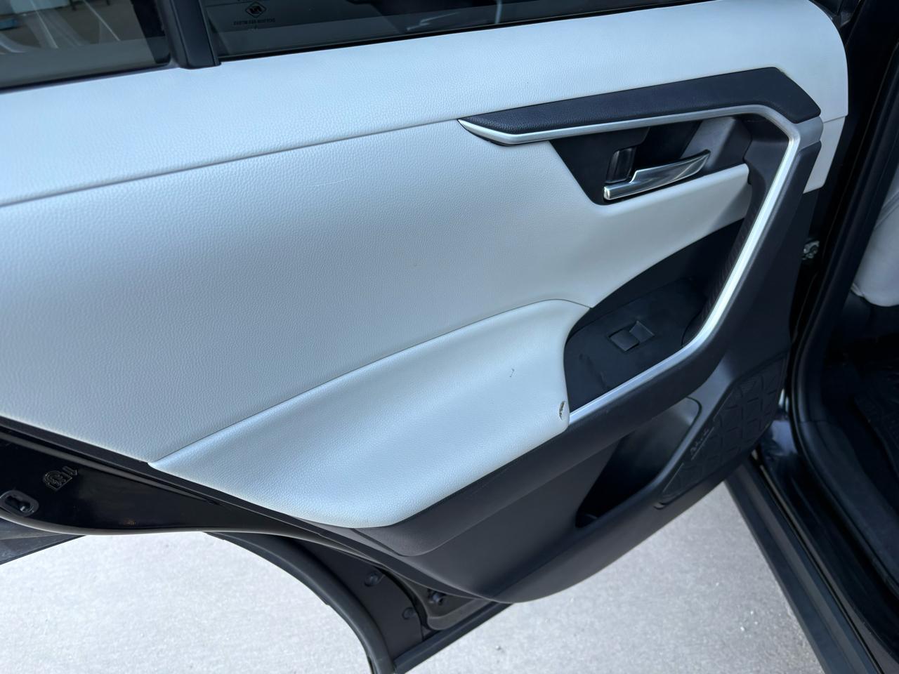 Toyota RAV4 XLE FWD (Natl) 2021