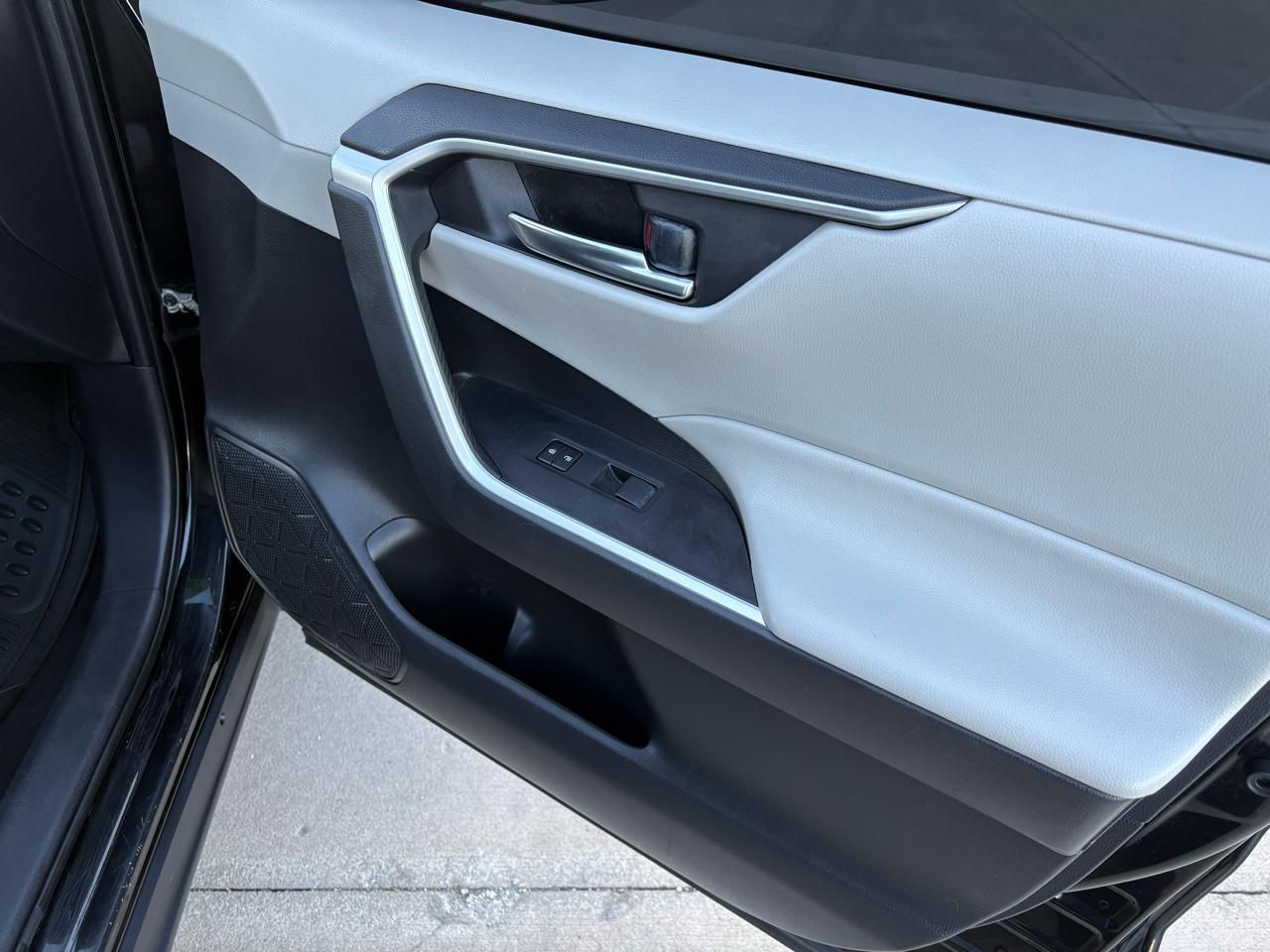 Toyota RAV4 XLE FWD (Natl) 2021