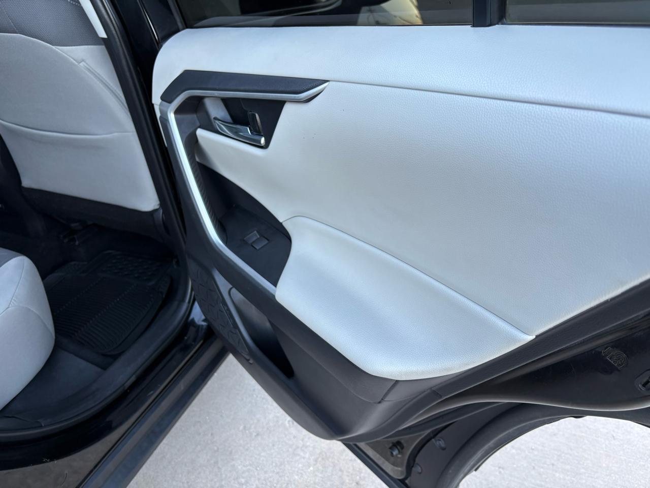 Toyota RAV4 XLE FWD (Natl) 2021