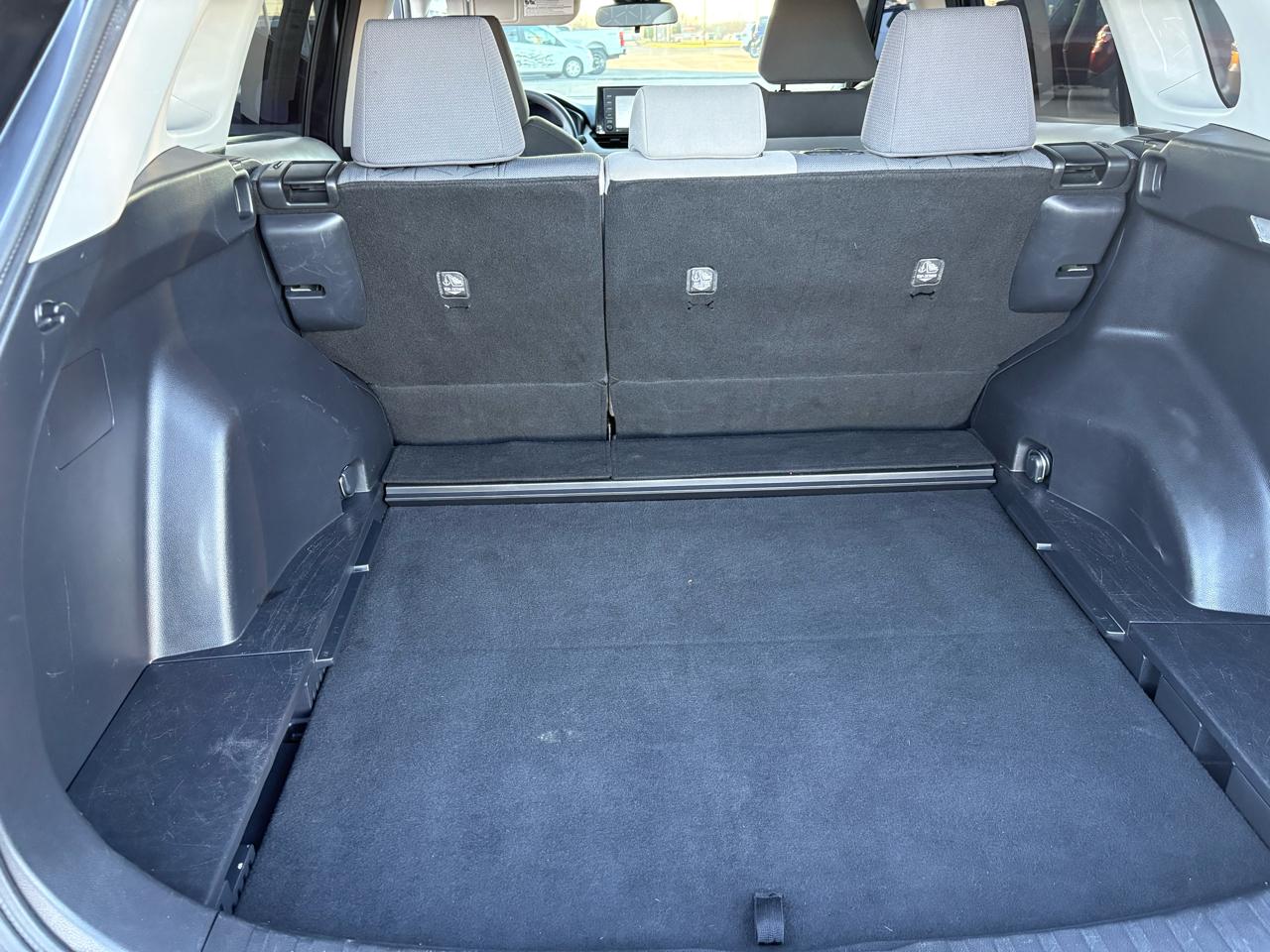 Toyota RAV4 XLE FWD (Natl) 2021