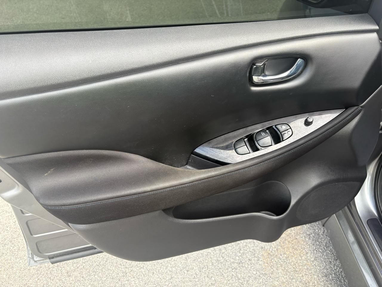 Nissan Leaf SV Hatchback 2021