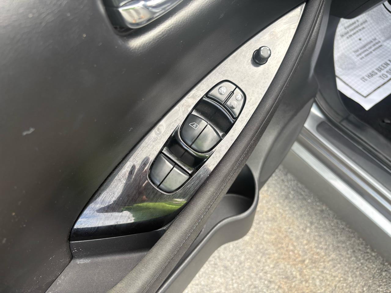 Nissan Leaf SV Hatchback 2021