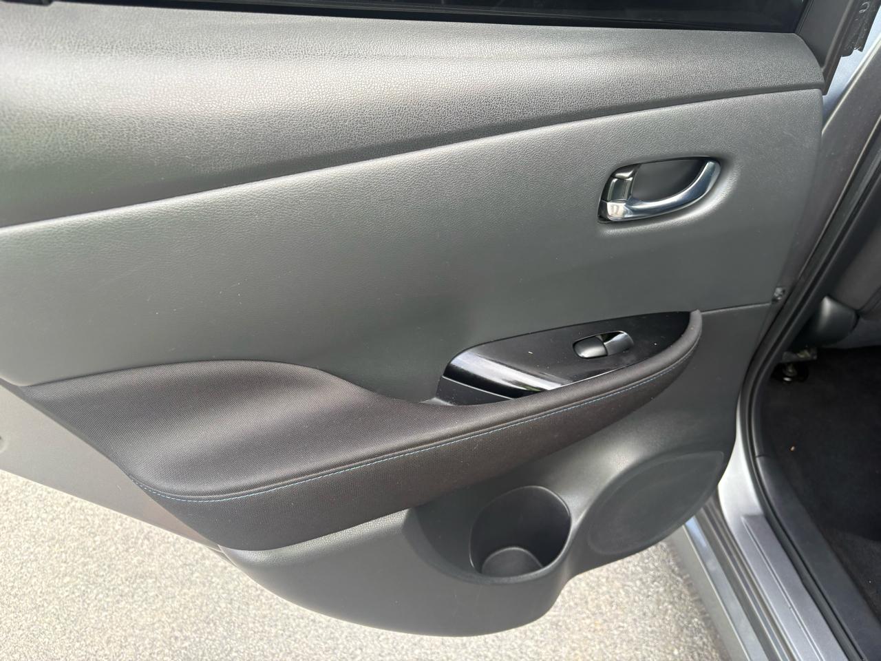 Nissan Leaf SV Hatchback 2021