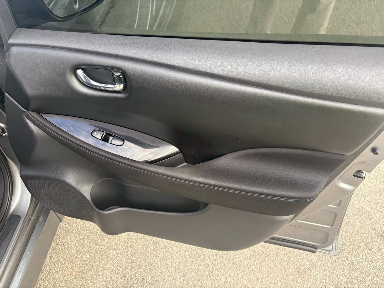 Nissan Leaf SV Hatchback 2021