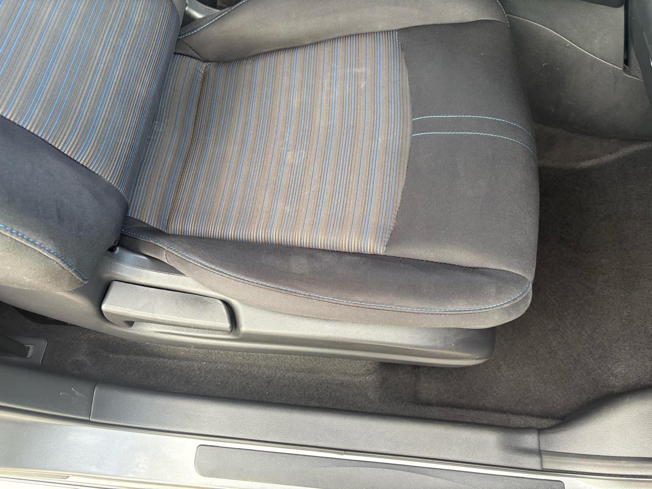 Nissan Leaf SV Hatchback 2021