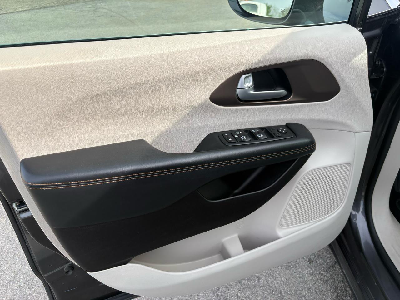 Chrysler Pacifica Touring-L Plus FWD 2017