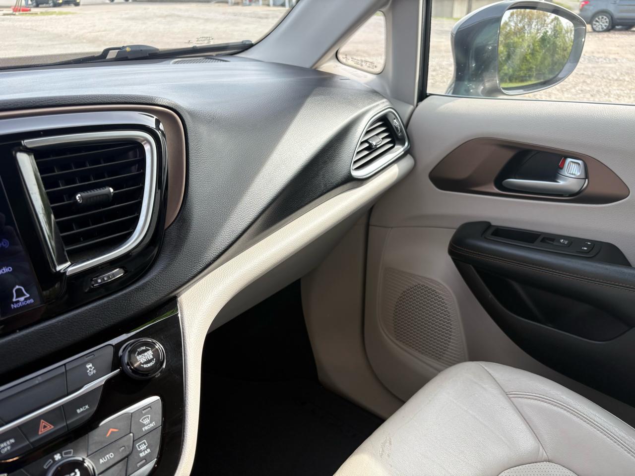 Chrysler Pacifica Touring-L Plus FWD 2017