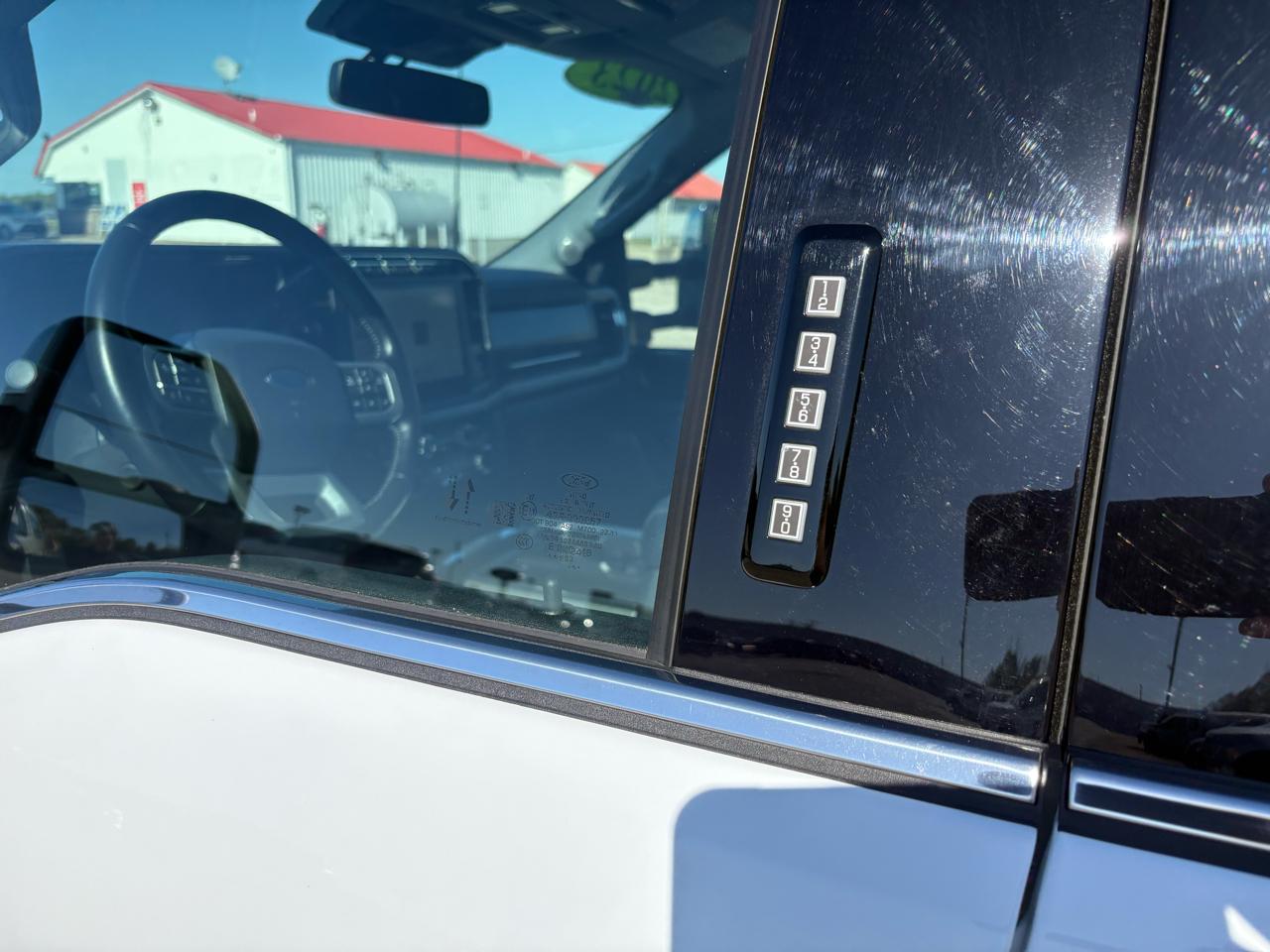 Ford Super Duty F-350 SRW Lariat 4WD Crew Cab 8' Box 2023