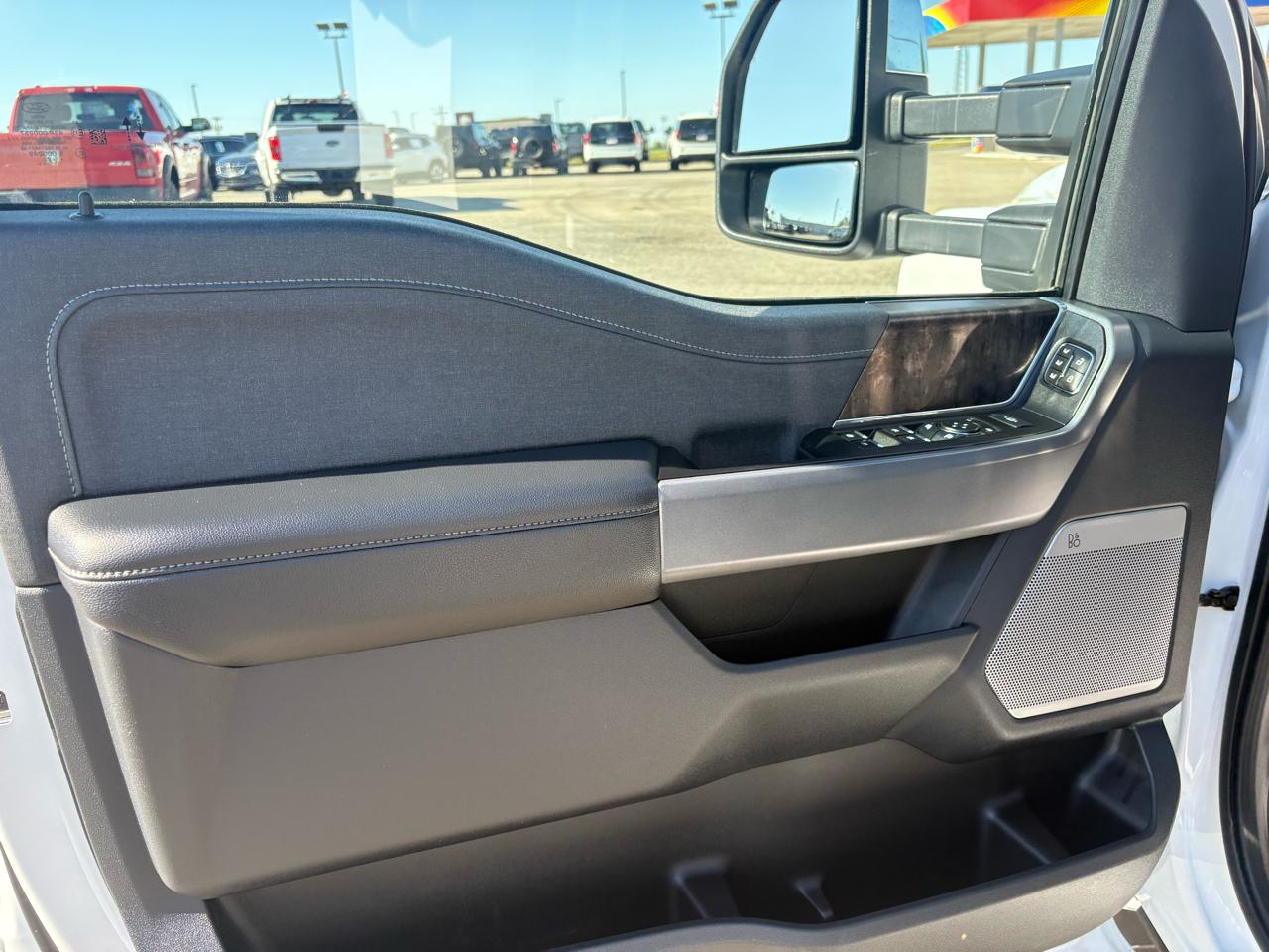 Ford Super Duty F-350 SRW Lariat 4WD Crew Cab 8' Box 2023