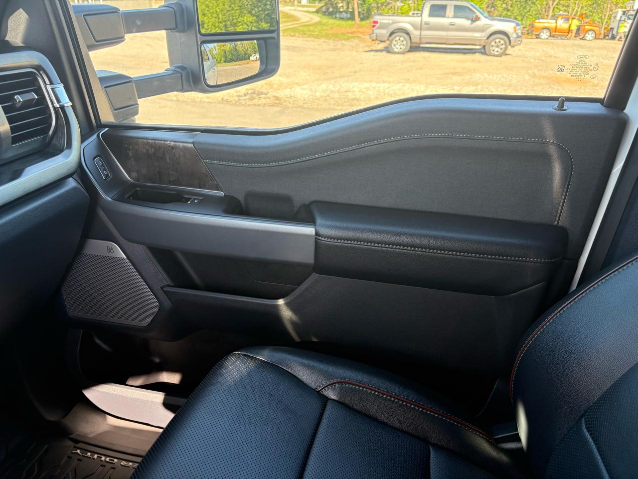 Ford Super Duty F-350 SRW Lariat 4WD Crew Cab 8' Box 2023