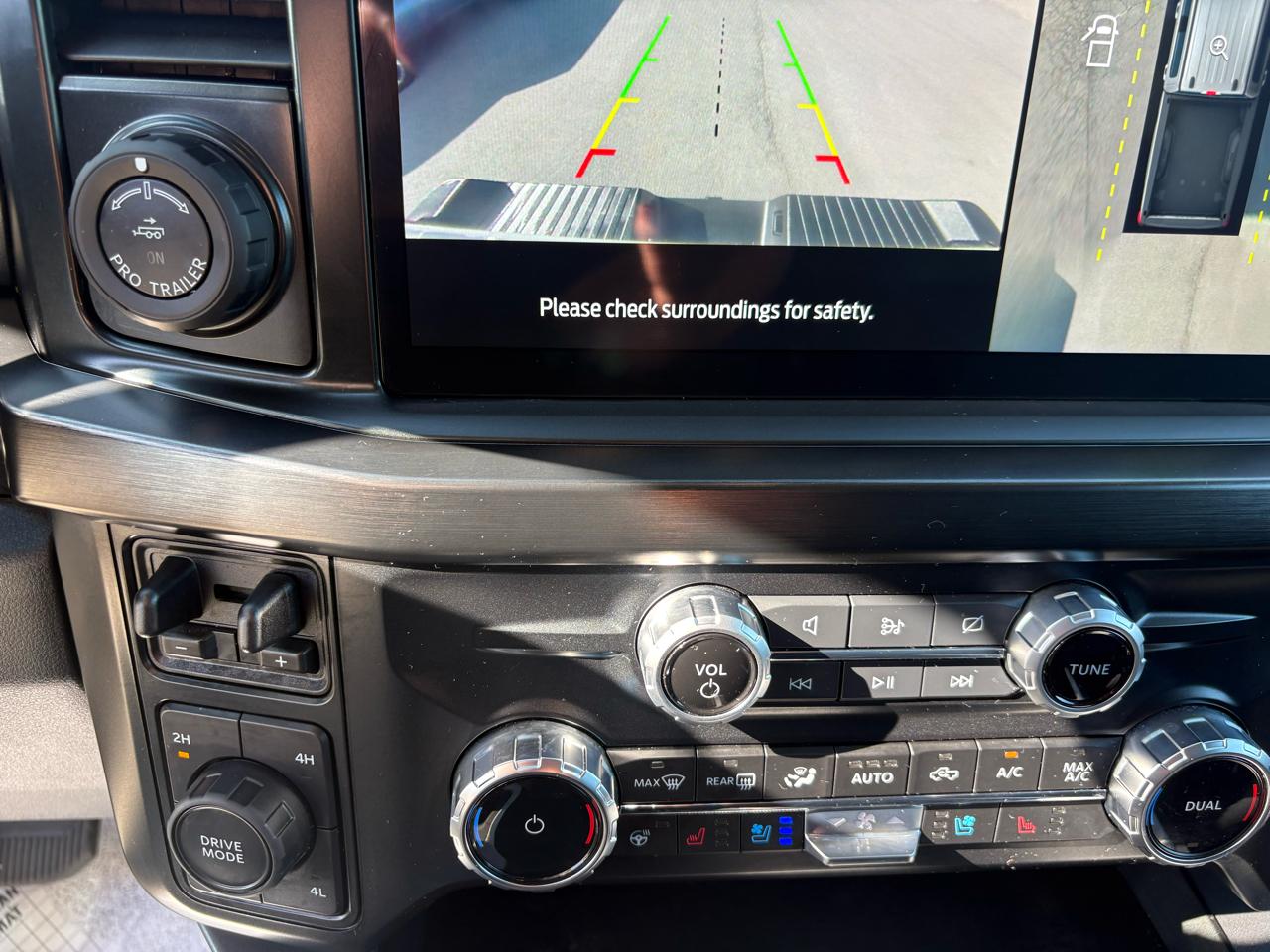 Ford Super Duty F-350 SRW Lariat 4WD Crew Cab 8' Box 2023