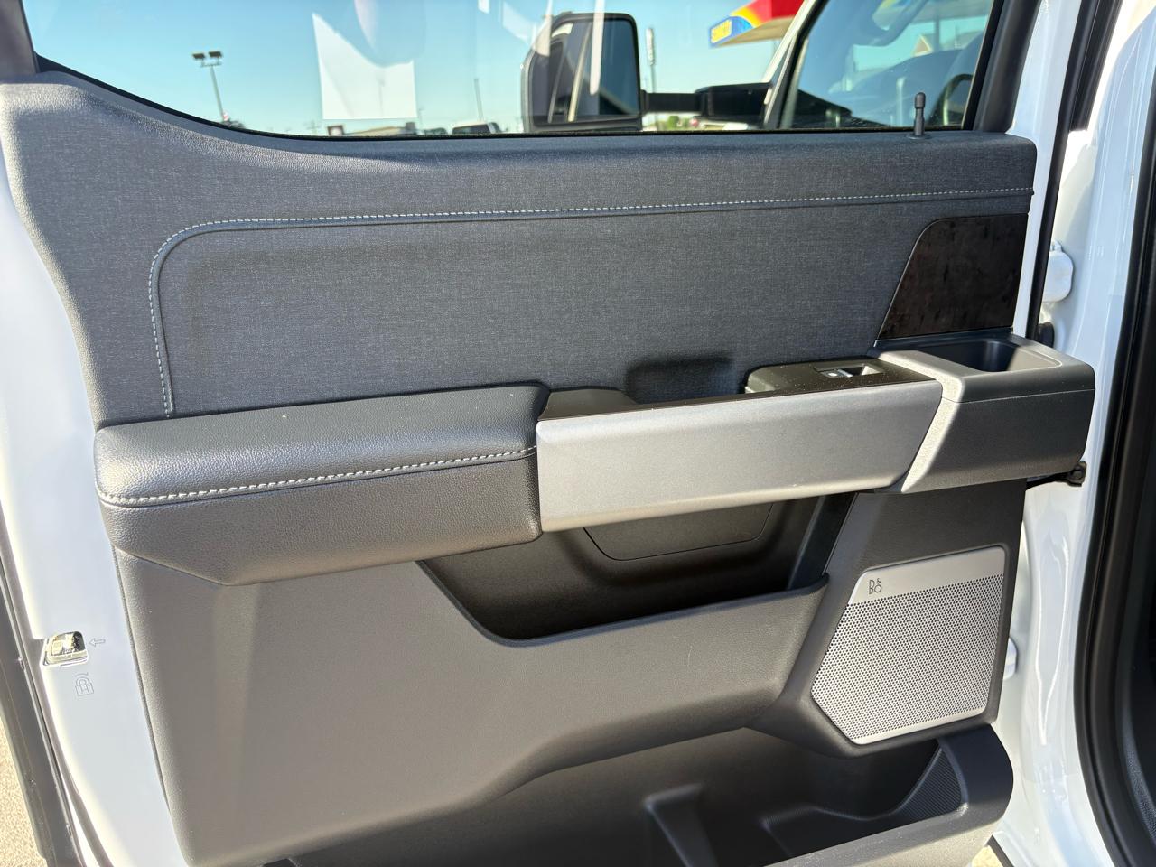 Ford Super Duty F-350 SRW Lariat 4WD Crew Cab 8' Box 2023