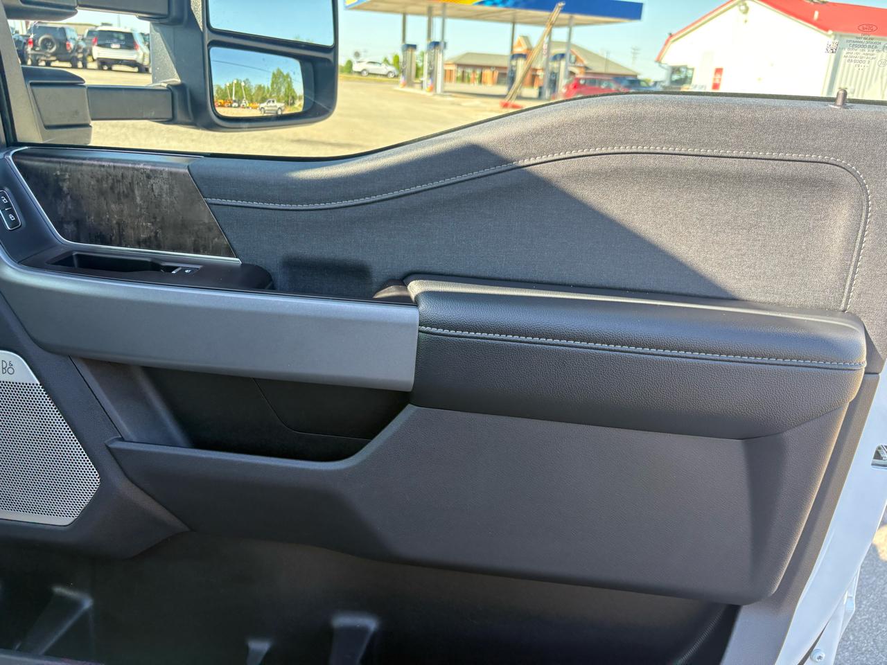 Ford Super Duty F-350 SRW Lariat 4WD Crew Cab 8' Box 2023