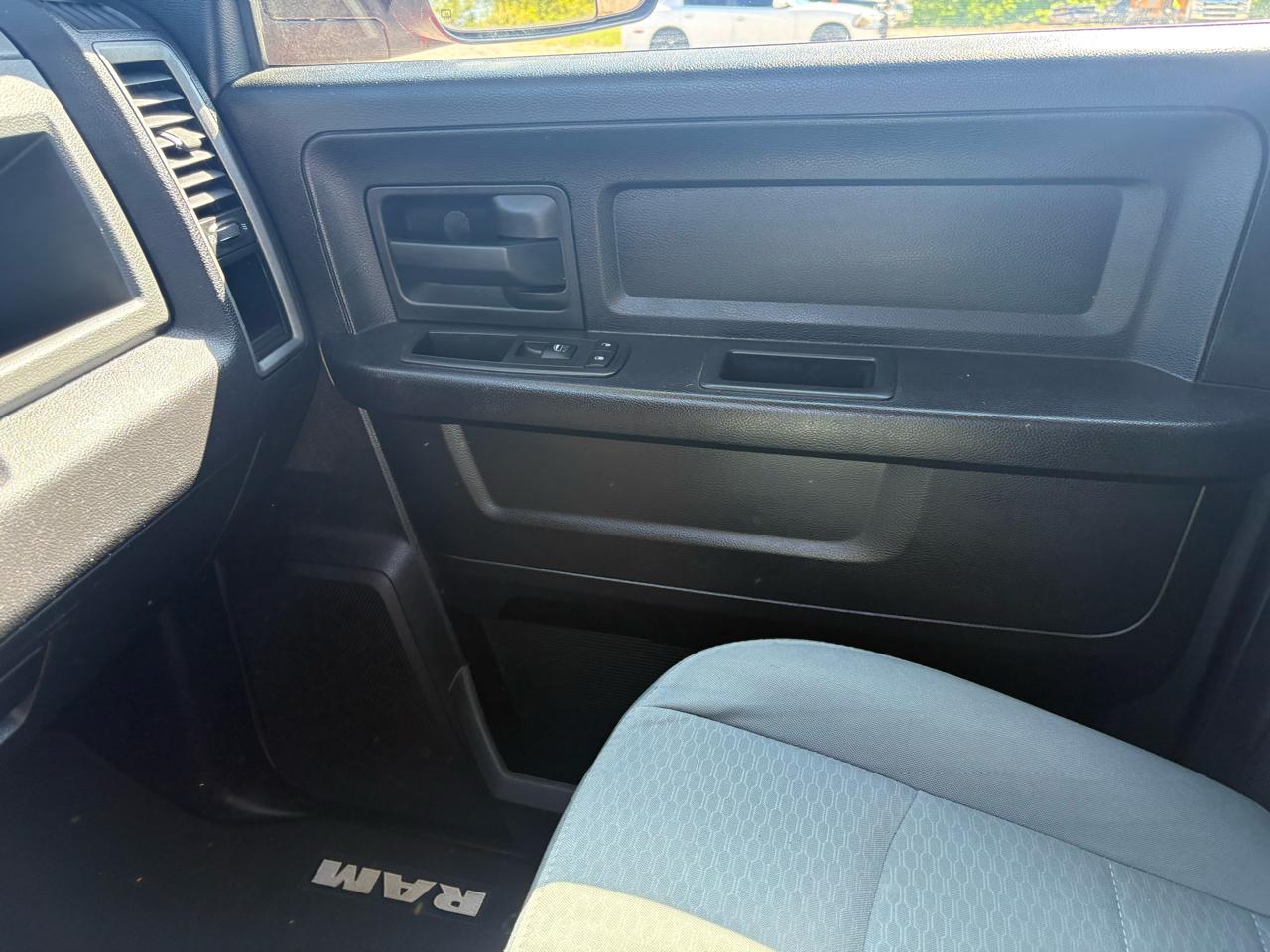 RAM 1500 4WD Crew Cab 140.5" Tradesman 2014