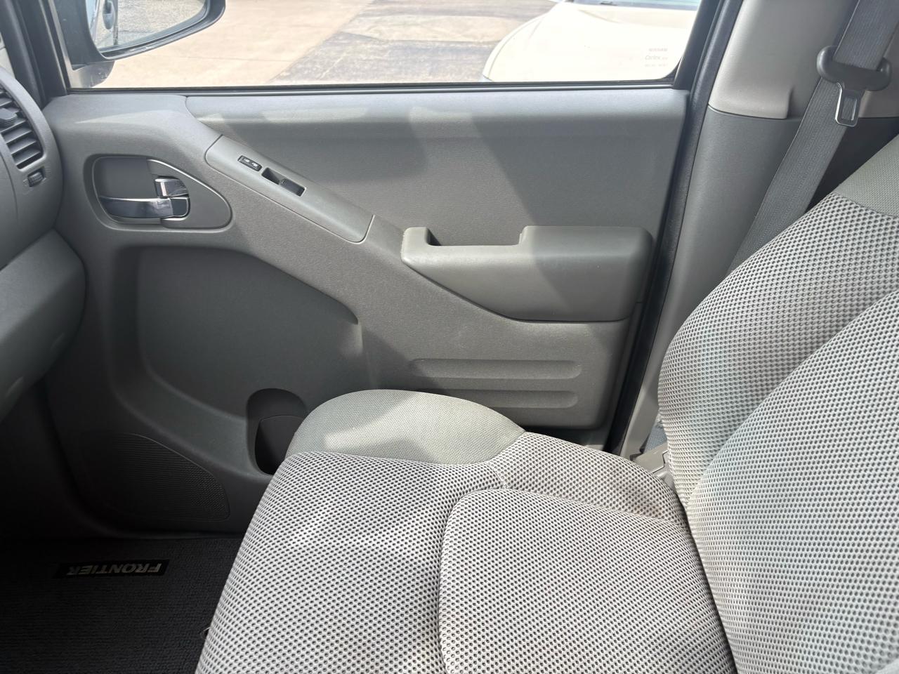 Nissan Frontier 2WD Crew Cab SWB Auto SV 2016