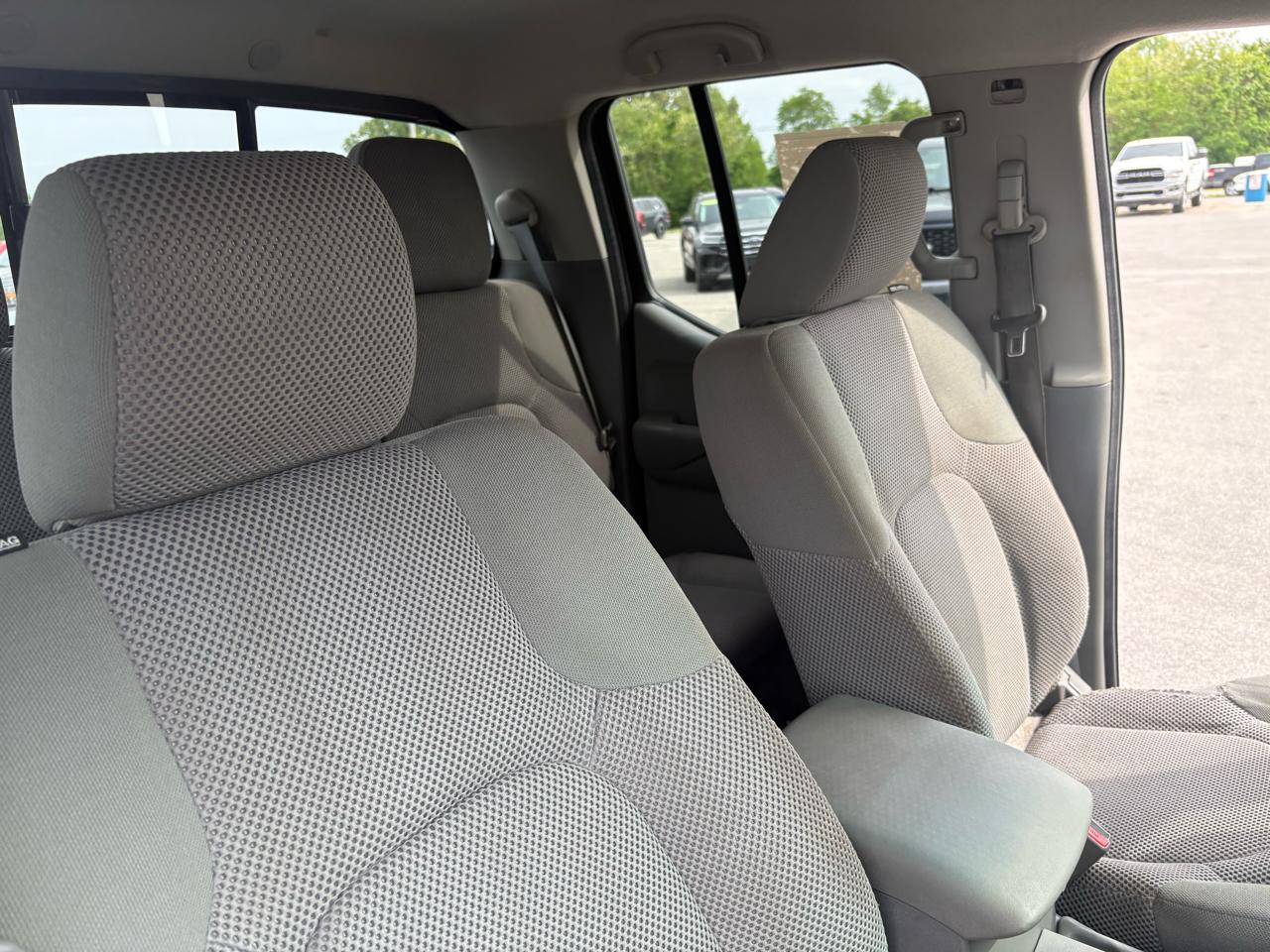 Nissan Frontier 2WD Crew Cab SWB Auto SV 2016