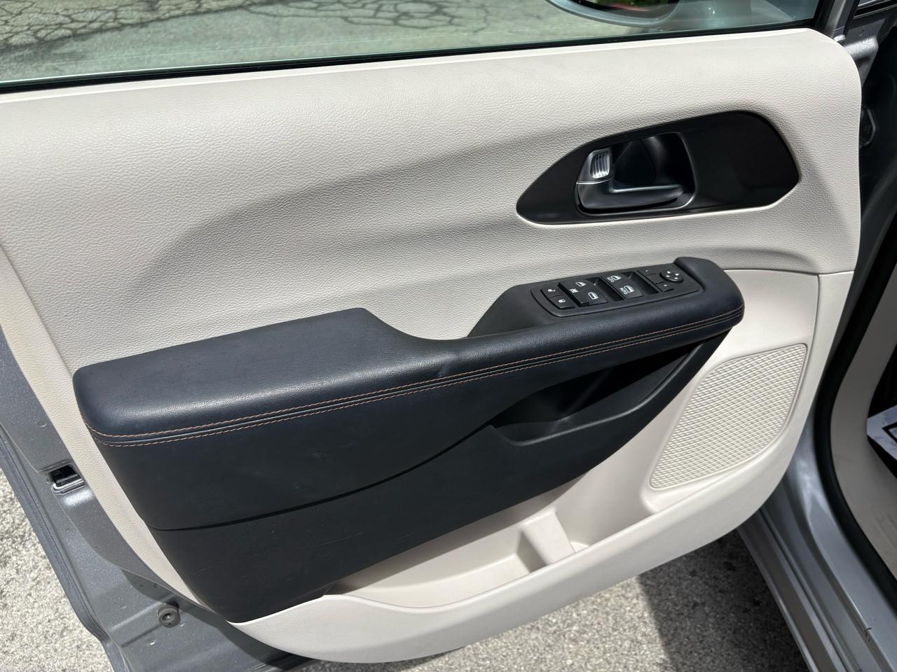 Chrysler Pacifica Touring FWD 2020