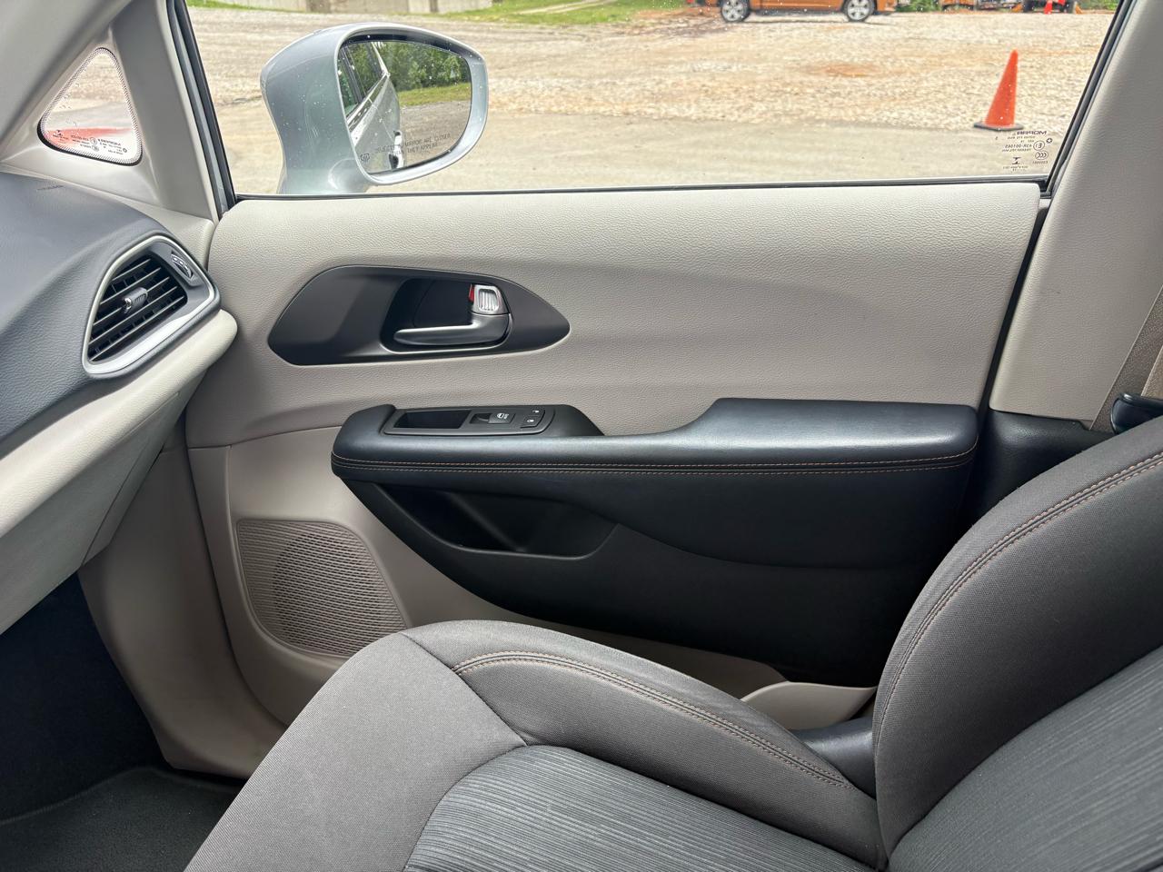 Chrysler Pacifica Touring FWD 2020