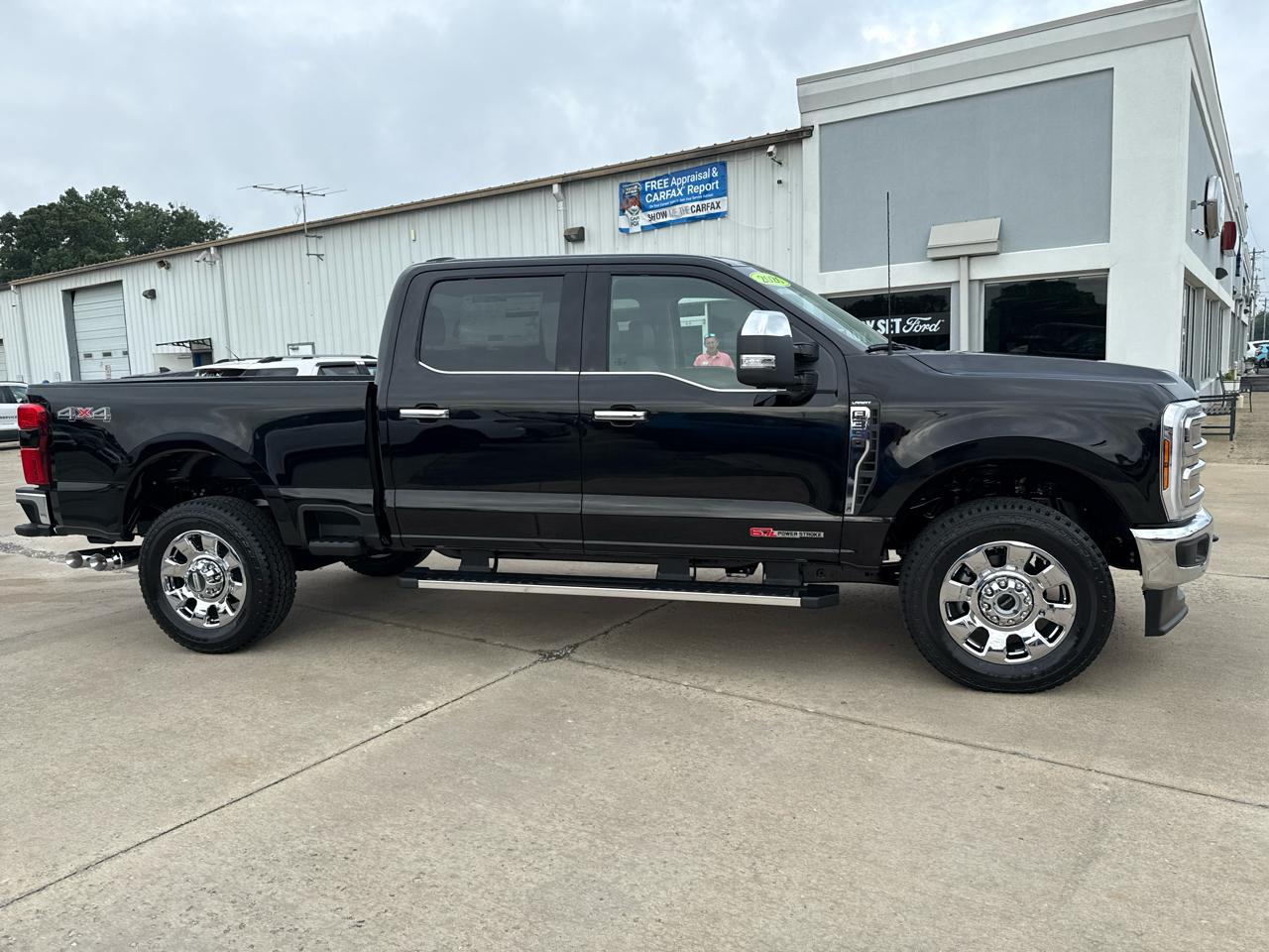 Ford Super Duty F-350 SRW Lariat 4WD Crew Cab 8' Box 2026