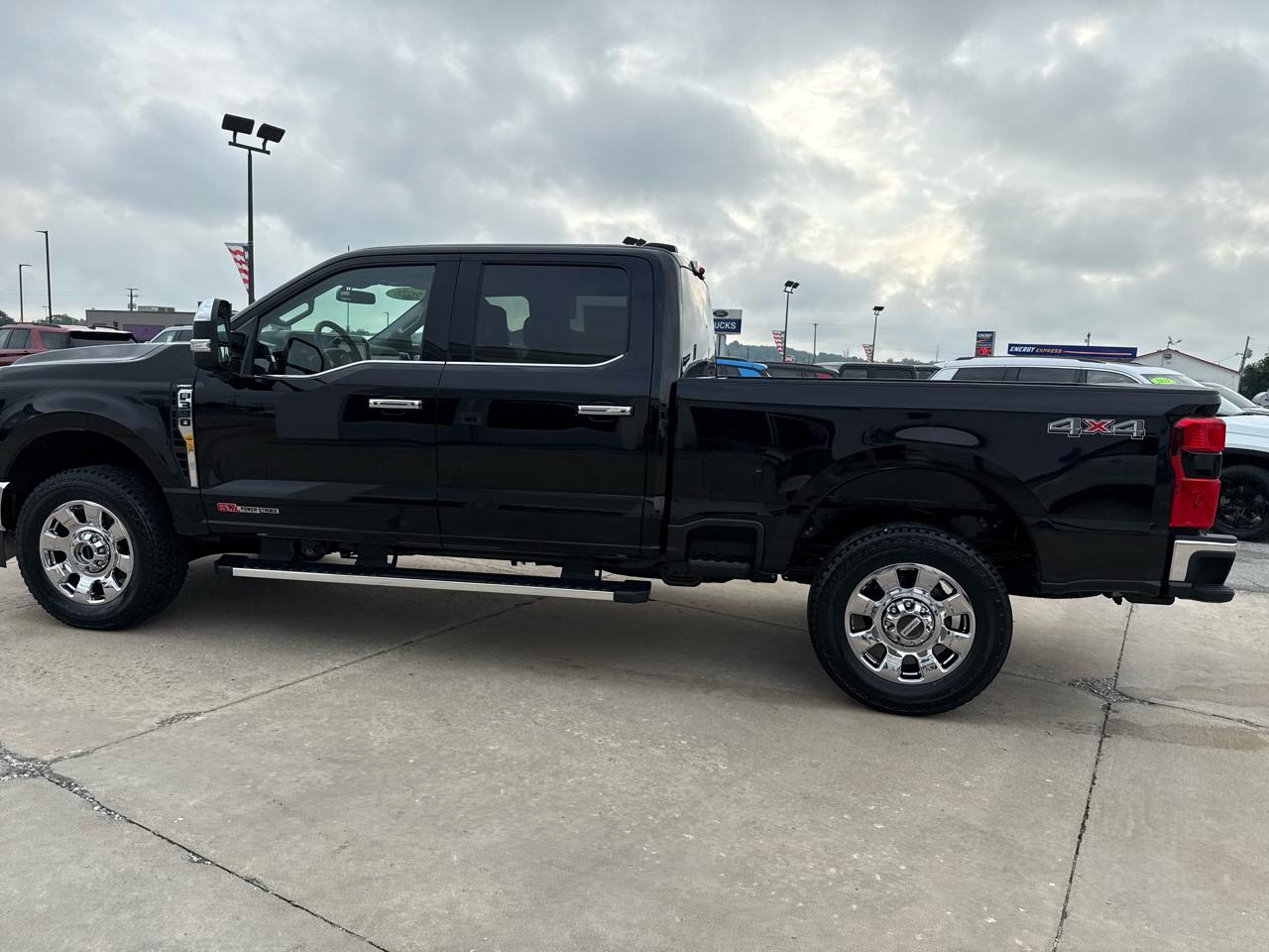 Ford Super Duty F-350 SRW Lariat 4WD Crew Cab 8' Box 2026