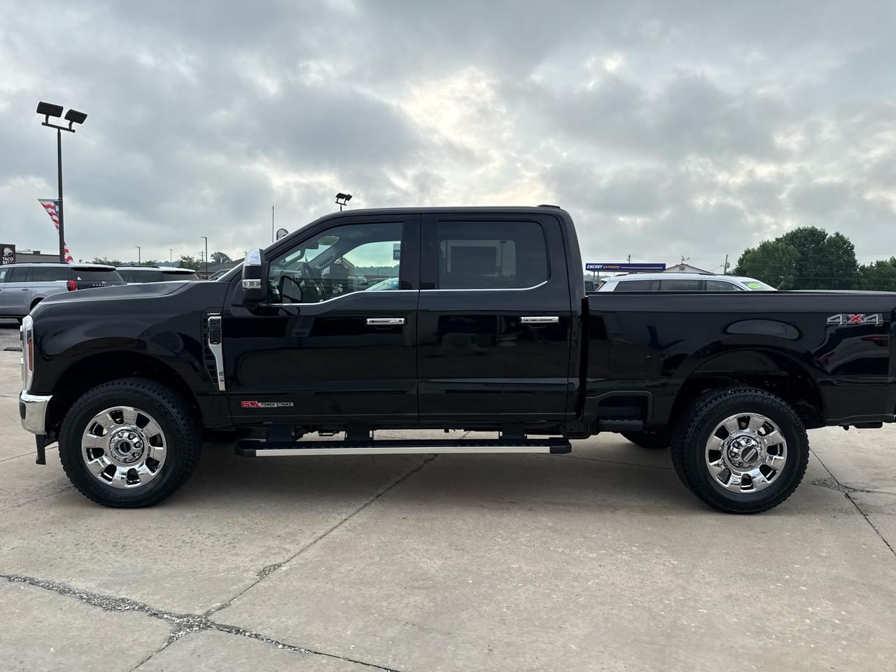 Ford Super Duty F-350 SRW Lariat 4WD Crew Cab 8' Box 2026