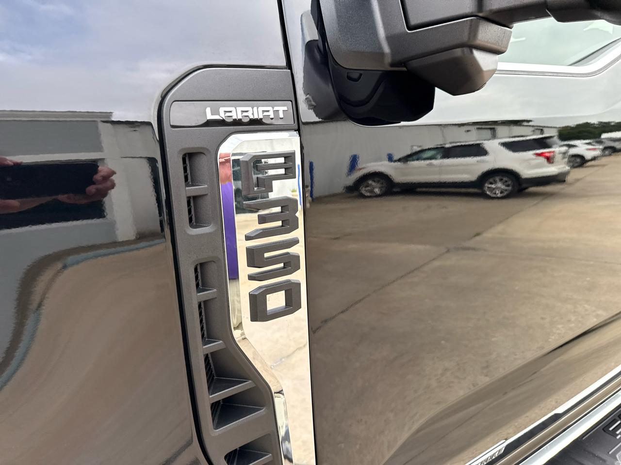 Ford Super Duty F-350 SRW Lariat 4WD Crew Cab 8' Box 2026