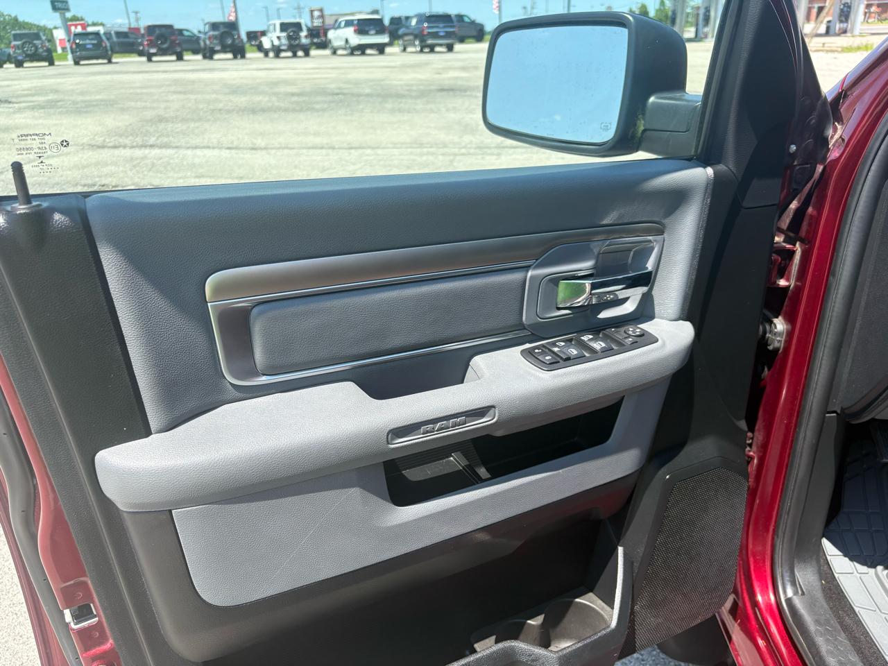 RAM 1500 4WD Crew Cab 140.5" SLT 2017