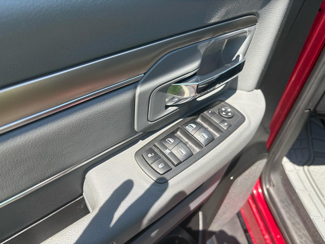 RAM 1500 4WD Crew Cab 140.5" SLT 2017