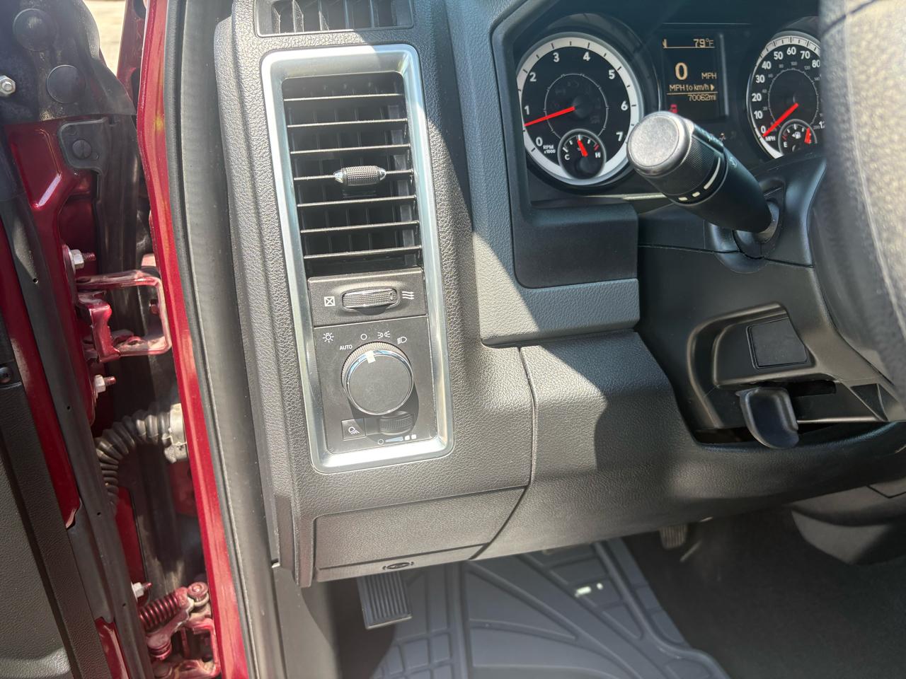 RAM 1500 4WD Crew Cab 140.5" SLT 2017
