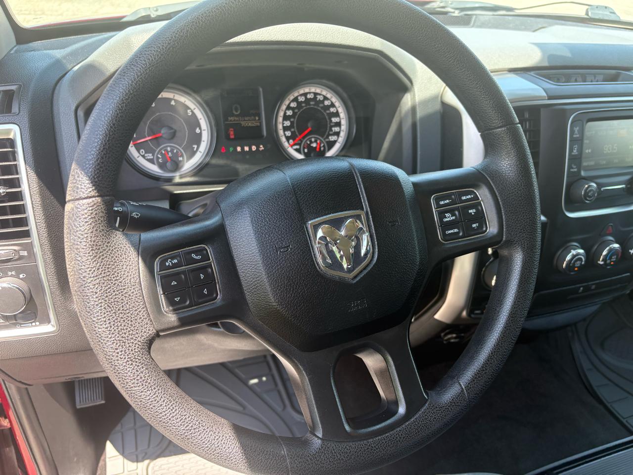 RAM 1500 4WD Crew Cab 140.5" SLT 2017
