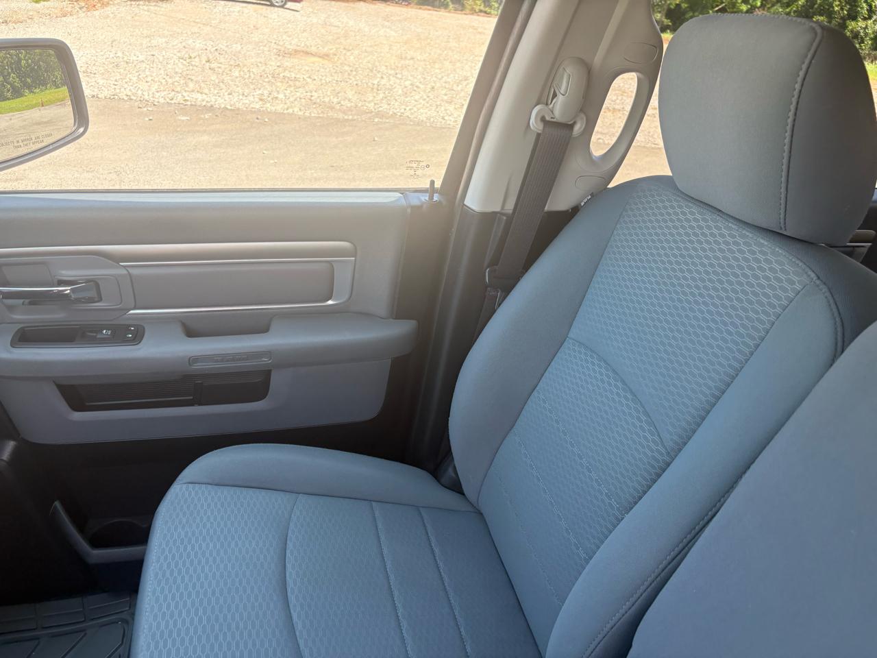 RAM 1500 4WD Crew Cab 140.5" SLT 2017