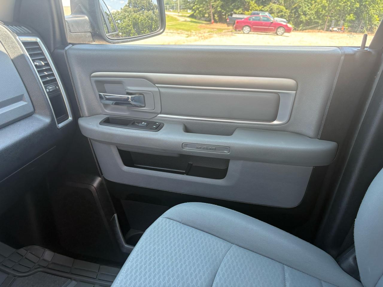 RAM 1500 4WD Crew Cab 140.5" SLT 2017