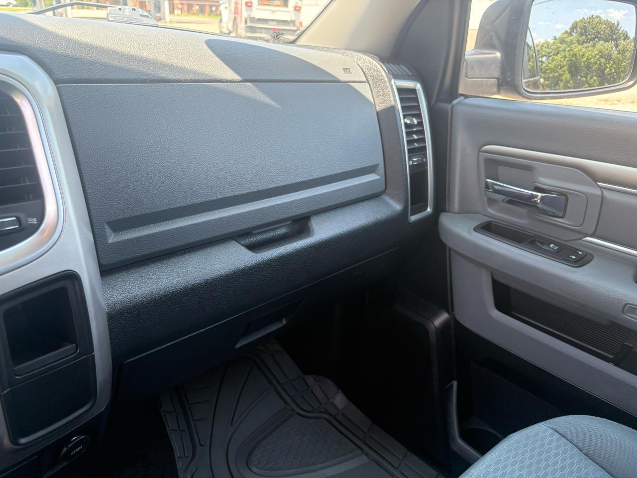 RAM 1500 4WD Crew Cab 140.5" SLT 2017