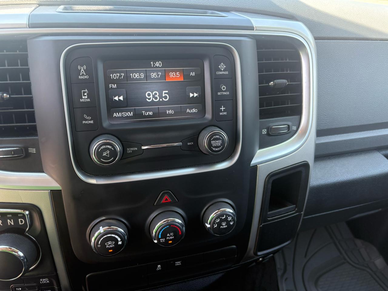 RAM 1500 4WD Crew Cab 140.5" SLT 2017