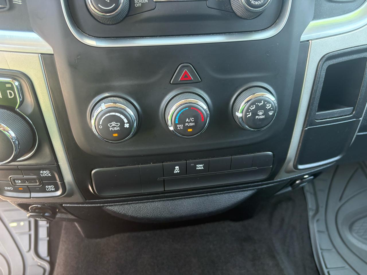 RAM 1500 4WD Crew Cab 140.5" SLT 2017