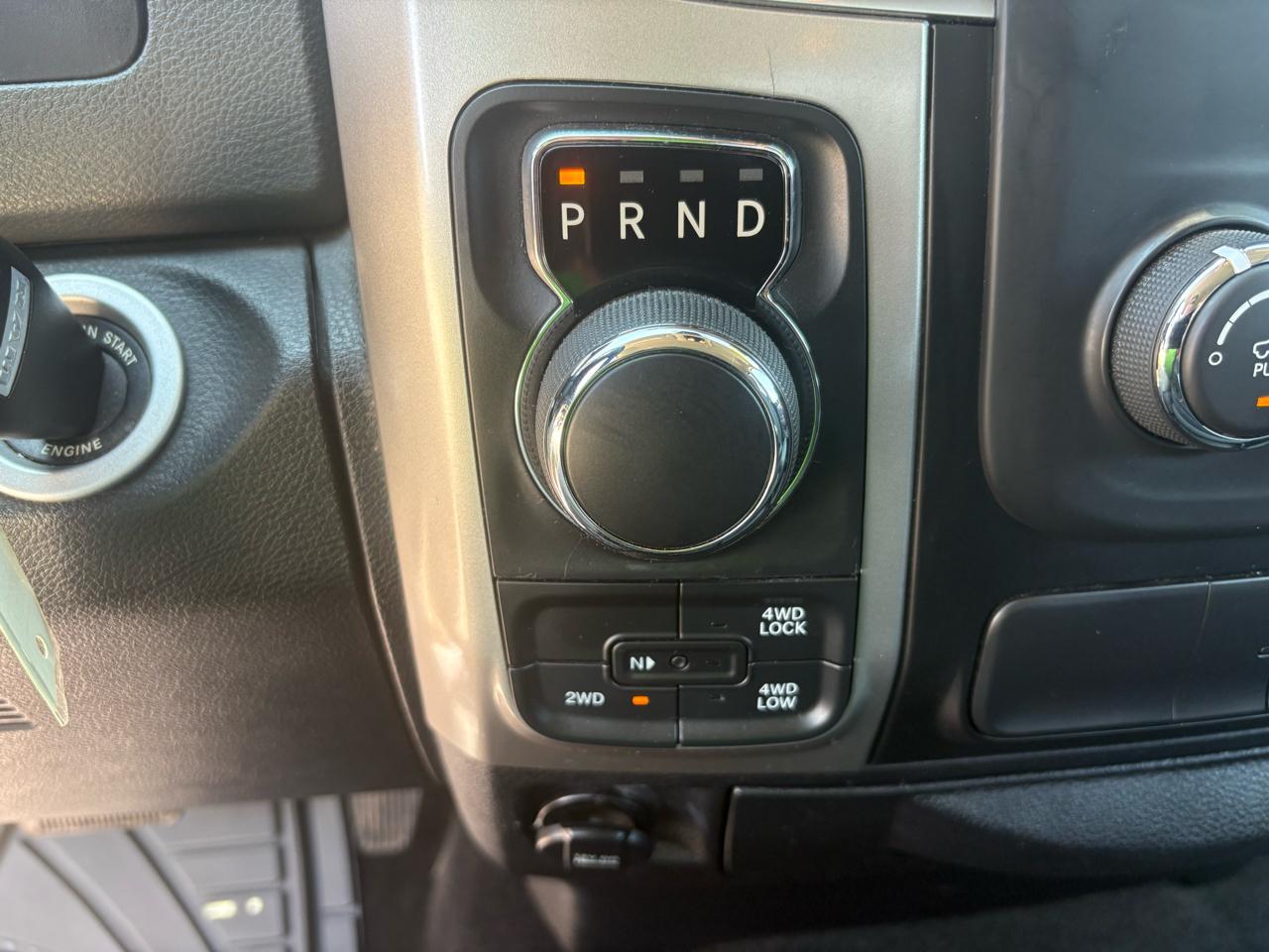 RAM 1500 4WD Crew Cab 140.5" SLT 2017