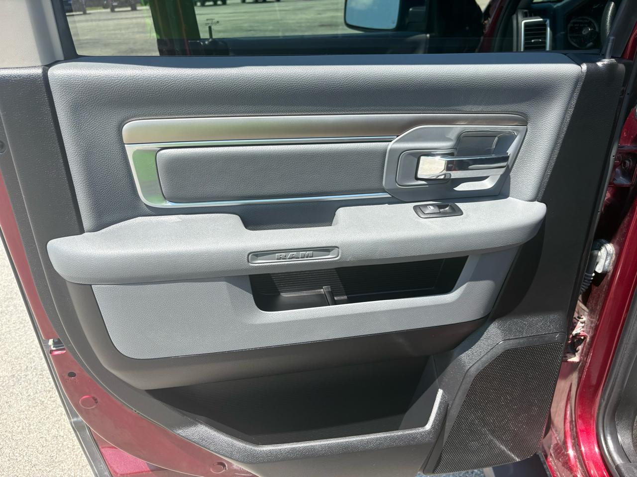 RAM 1500 4WD Crew Cab 140.5" SLT 2017