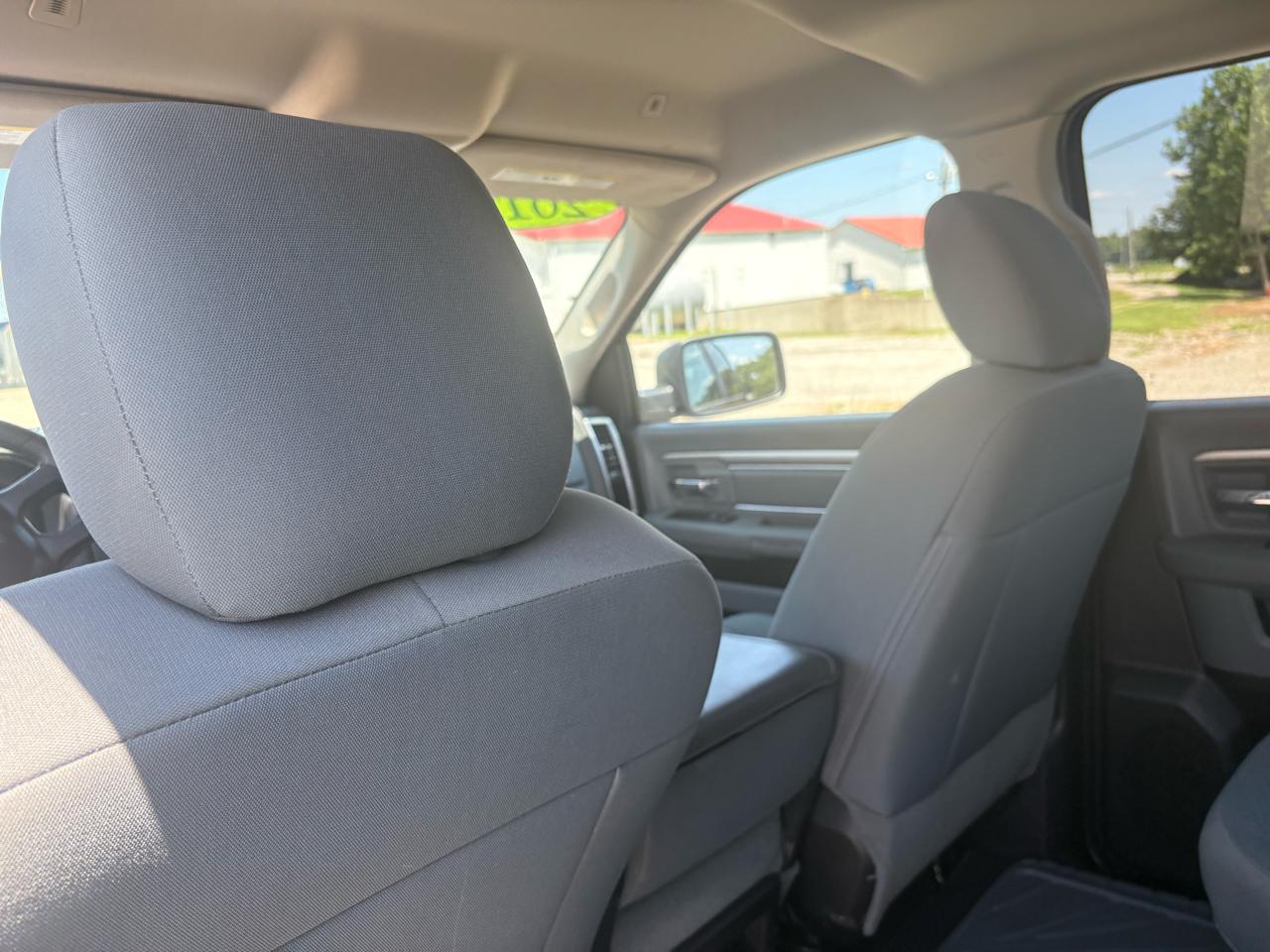 RAM 1500 4WD Crew Cab 140.5" SLT 2017
