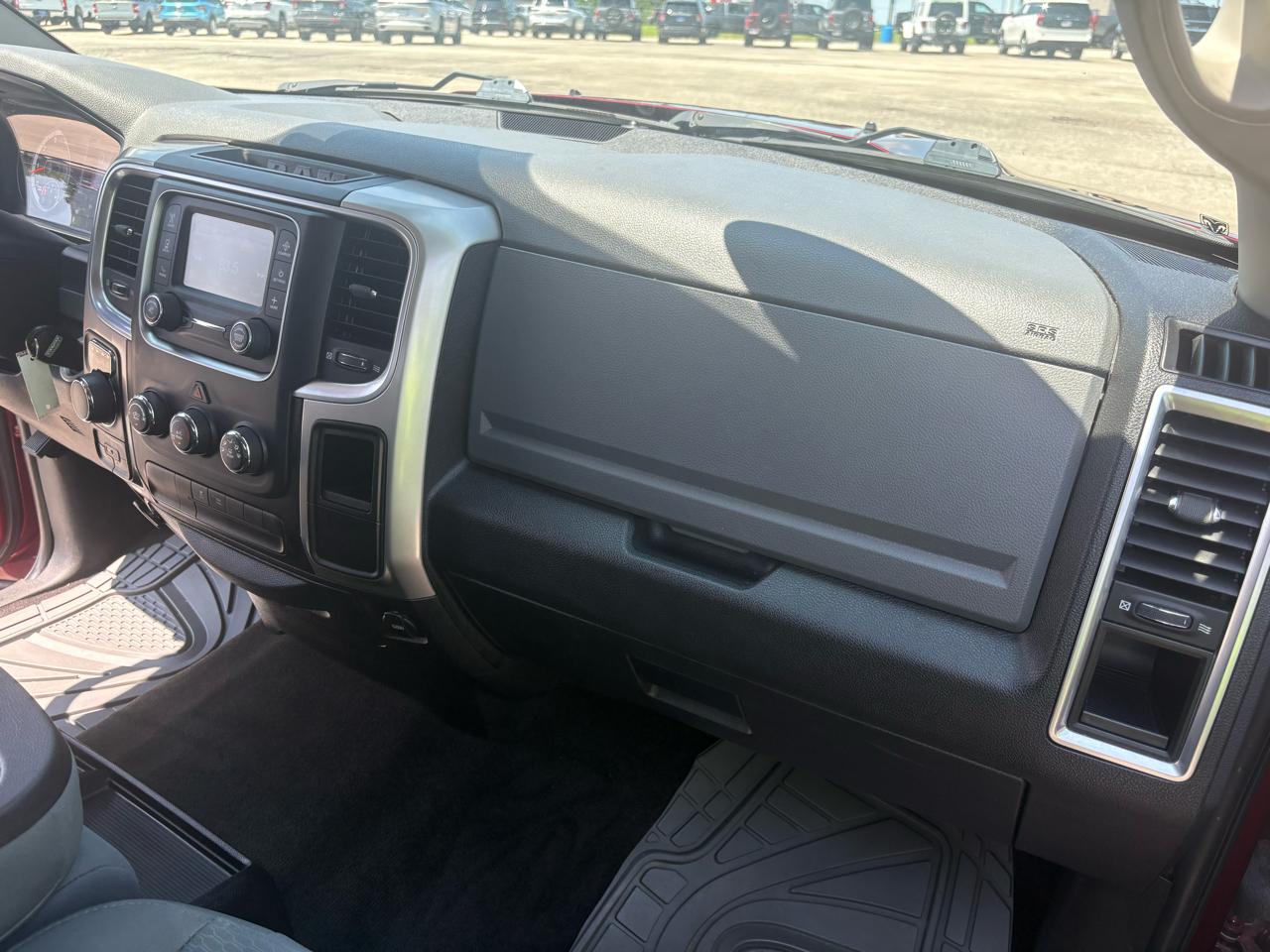 RAM 1500 4WD Crew Cab 140.5" SLT 2017