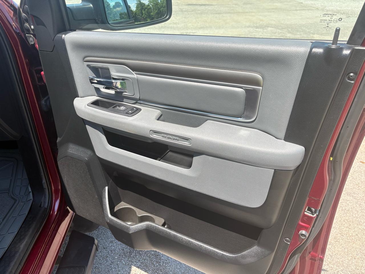 RAM 1500 4WD Crew Cab 140.5" SLT 2017