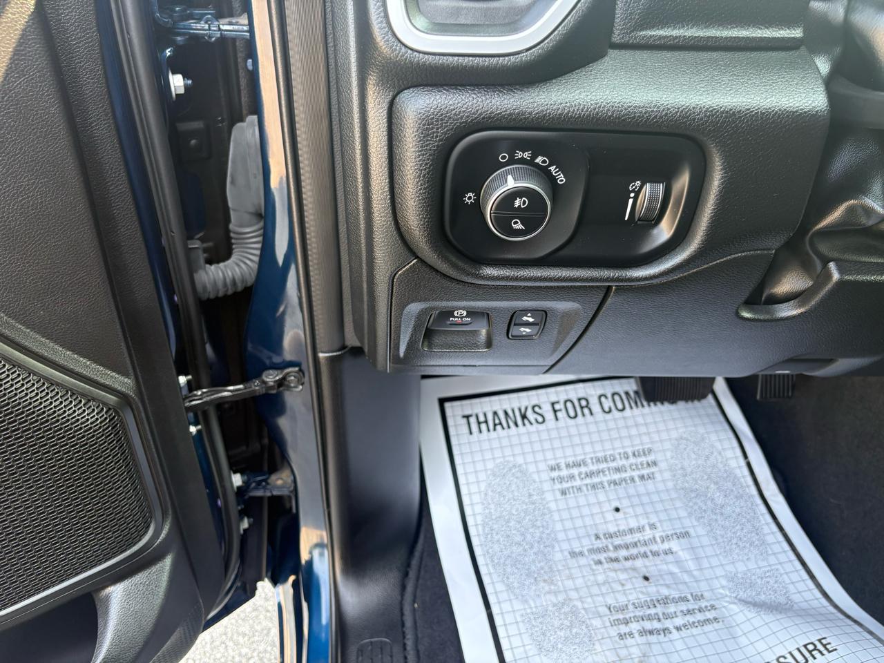 RAM 1500 Big Horn 4x4 Crew Cab 5'7" Box 2023