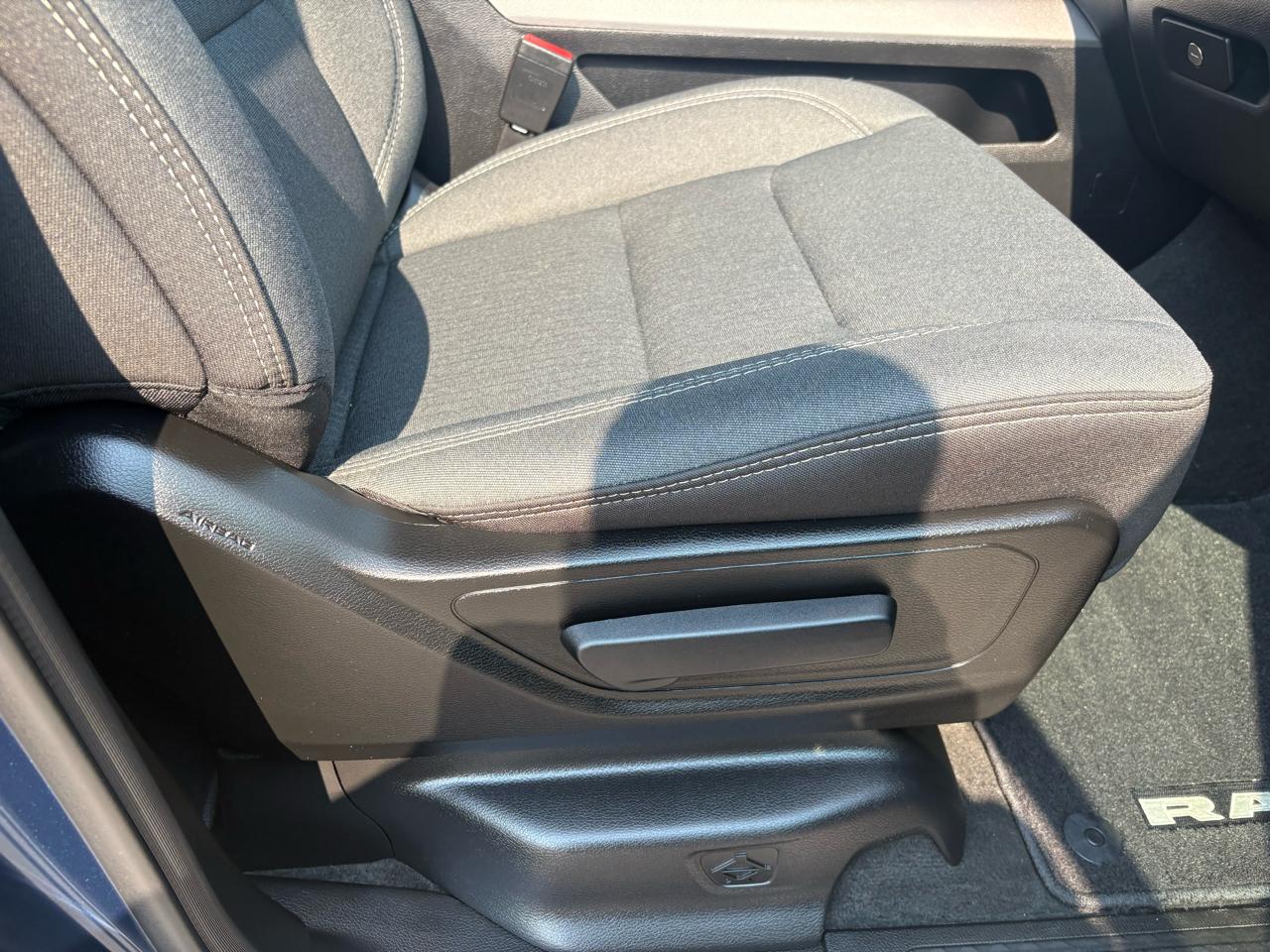 RAM 1500 Big Horn 4x4 Crew Cab 5'7" Box 2023