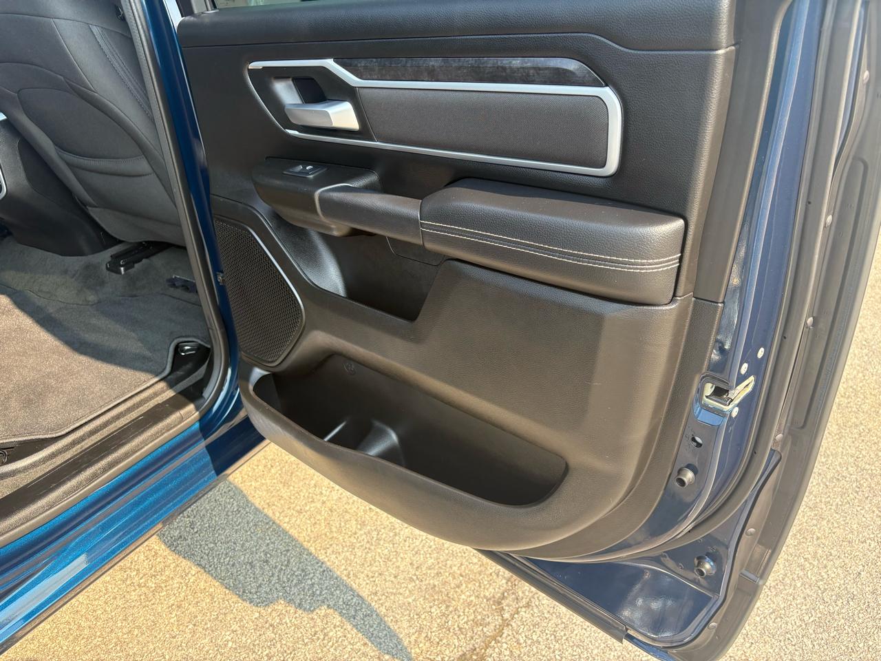 RAM 1500 Big Horn 4x4 Crew Cab 5'7" Box 2023