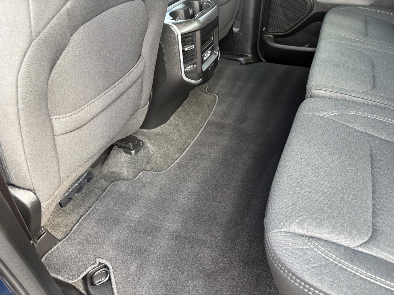 RAM 1500 Big Horn 4x4 Crew Cab 5'7" Box 2023