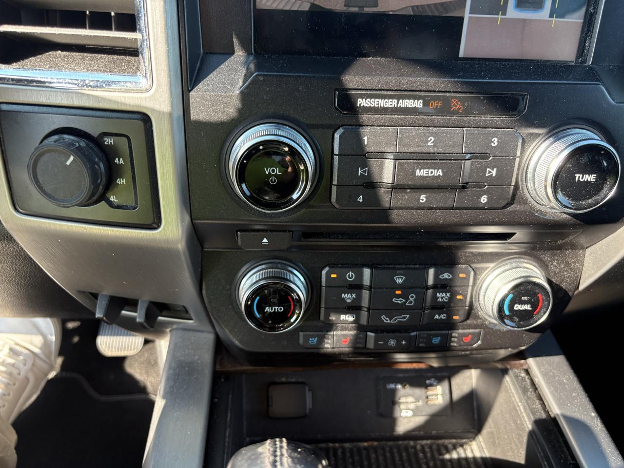 Ford F-150 4WD SuperCrew 157" Lariat w/HD Payload Pkg 2015